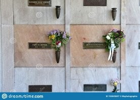 Старина Хью уж 3 года, как рядом с Монро.