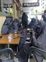 А чего в перчатках?Руки волосатые?