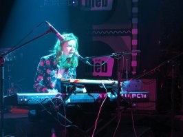 Ксения Леонидовна Фёдорова
Российская певица и пианистка, участница группы «КУБИКМАГГИ». Дочь Леонида Фёдорова (вокалиста группы "АукцЫон")