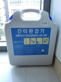 Вот это клёвая тема. 12 метров троса - это почти 4 этажа. Прыгать с такой высоты  опасно, если не убёшься, то как минимум повредишь конечности или органы. А с лебёдкой данного типа можно по очереди эвакуировать несколько человек из помещения, например если начался пожар и выход отрезан, или к тебе ломятся мутные личности со стрёмными намерениями. Видел ещё такие же системы, чуть более усовершенствованные, где можно было человека спустить, если он без сознания. Тобишь крепишь на беспомощном  ремни, и  начинаешь его медленно опускать, потом затягиваешь систему обратно и спускаешься уже самостоятельно. Крепится к обычной батареи, насколько помню в районе 120 кг выдерживает. Очень было бы такое неплохо и дома иметь и на работе. Бывают разные случаи, а стоит  это всё дело сущие копейки. И даже если вы выше  чем 4-ый этаж, можно купить просто более длинную и крепкую катушку.. или спуститься на 4-е этажа и от туда же уже прыгнуть.. лучше сломать ногу и получить сотрясение мозга, чем умереть. Ниже видео, особо впечатлительным смотреть не рекомендую, тяжело  это, наблюдать как гибнут люди из-за чужой халатности.