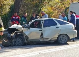 ""...у вдовы погибшего водителя Hyundai осталось пятеро детей. В машине в момент аварии находилась их старшая дочь, 18-летняя девушка. Сейчас она в тяжелом состоянии в горбольнице Геленджика. Другая дочь, ей 16-ть, учится в Новороссийске в колледже, средним сыновьям 14 и 11 лет, младший сын, ему 9 лет, болен. У него медуллобластома. 5 ноября его необходимо везти в Краснодар на МРТ, а 20 ноября его госпитализируют в московский госпиталь на обследование после пройденных двух лучевых терапий. Ребенок прошел несколько курсов химиотерапии. Вот так в двух словах обстоит ситуация в семье погибшего казака Дивноморского хуторского общества Рафиля Акимова. Несколько лет назад он, рискуя своей жизнью, спас от вооруженного преступника соседей, был ранен. А сейчас его супруге, старшей дочери и младшему сыну нужна помощь. Мы уверены, что жители Геленджика и другие неравнодушные сердца откликнутся на этот призыв. Средства собирает атаман села Дивноморское Дмитрий Хотлубей. Карта привязана к номеру телефона 89284036307. Большая просьба – звонить только в случае необходимости. Просим максимальный репост!...""