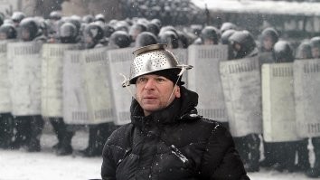 Страхов у окружающих много, всех уважить - уважалка сломается. Некоторым быть может и дуршлаг на голове кажется необходимым или шапочка из фольги, должна быть какая-то граница разумная, после которой человек в праве посылать окружающих с их хотелками куда подальше.