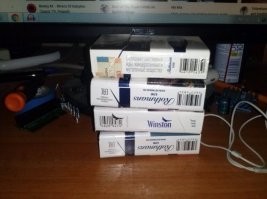 Эти сигаретные (пачки, одна на другой) на столе стопочкой по-вашему лежат или стоят?