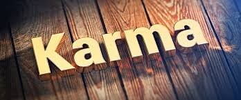 Невезучий мужчина познакомился с незапертой дверью проезжавшего мимо грузовика