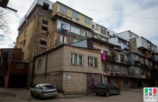 Не те дома стоят рядом с министерством строительства и архитектуры Махачкалы...