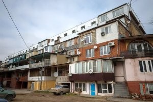 Не те дома стоят рядом с министерством строительства и архитектуры Махачкалы...