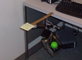 Можно под линейкой и столом длинный железный прут (арматурину) / рейку протянуть и никакого мошенничества.