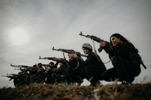 Вся подборка очень доходчиво и красиво передаёт эмоциональную составляющую.
Кроме вот этого фото... Они не идут в бой, и это даже не тренировка, а постановочное фото, хоть и с посылом и смысловой нагрузкой. На мой взгляд, можно было дать несколько иное название этому фото.. Может я и ошибаюсь, но мне было бы интересно узнать ваше мнение. Без безмолвных минусов или плюсов. Просто предлагаю развить тему.