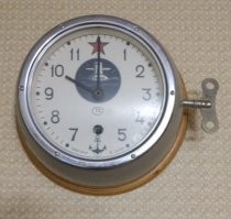 На ПЛ проекта 877 часы 5-2ЧМ, в антимагнитном исполенении висели в каждом отсеке (6 шт), в рубках штурмана, радиометриста, связи, гидроакустика (4 шт), на некоторых боевых постах и в некотрых каютах. Всего 14-17 штук.
А эти часики я купил в П-Камчатском, в полной комплектации, в коробке. Идут уже 24 года. А сделаны ещё в СССР, т.е им более 29 лет.