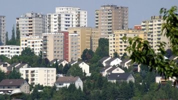 "В немецком городке днем с огнём не найдёшь девятиэтажки, а тем более их комплекс."

Да ладно. Вот Вам Фульда. Этажи сами можете посчитать.

Западная Германия, если что.  Восток даже постить боюсь - там жилые кварталы ничем от какого-нибудь Саратова не отличаются.