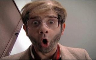 ну ктото же комуто насрал на кровать!