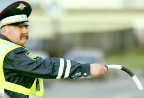как он мог это сделать без полосатой палочки? и почему нашим гаишникам это не удается даже с полосатыми палочками?
