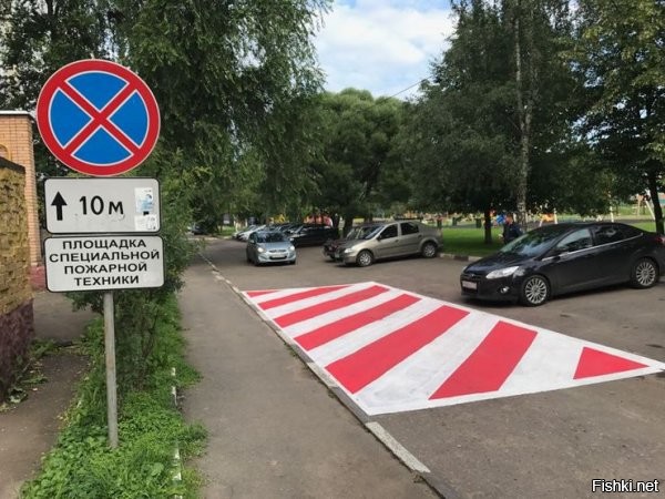 В Москве шлагбаумы ставят, так они сами открываются по звуку сирены. Если не предусмотрено открытие шлагбаума для аварийных служб, то штрафовать надо тех, кто установил, как с парковками для спец-техники, которые красным выделяют во дворах. по сути парковка на такой площадке и помех въезду/проезду - одно нарушение.