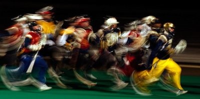 1 Длительная выдержка, до нескольких минут, может создать неповторимый вид движения толпы, текущей воды или следы от фар в темное время суток.
2 Короткая выдержка позволяет запечатлеть одно мгновение в движении объекта. Это может быть летящая птица или бегущий человек или брызги воды