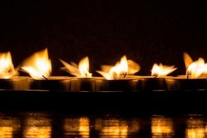 Учите физику. Движение ног по амплитуде (выучите это) у амплитуды есть так называемые узлы это место наиболее стабильного состояния в котором "стоит" волна или место в котором скорость равна 0. У первого бегуна можно рассмотреть во что обут. Так же ведет себя пламя свечи на ветру отклоняясь и возвращаясь в точки стабильности. Таким способом можно получить фотографию наиболее стабильных состояний с РАЗМЫТЫМИ переходами.Не надо мне дудеть в уши про стробоскопический эффект. Вы ко всему вероятно молоды, раз идете в атаку не с аргументами, а критикой знаний физики, специальности.. "далеки", "очень далеки","квази-далеки" и т .д и т. п
Вот еще один "фотошоп", который называется ДЛИННОЙ ВЫДЕРЖКОЙ.