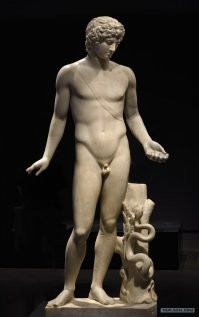 В 1940 году Рональд Рейган, тогда еще студент, стал обладателем титула "Мистер Совершенная мужская фигура"(с)
Красив - как Аполлон... с такой же чичиркой)))