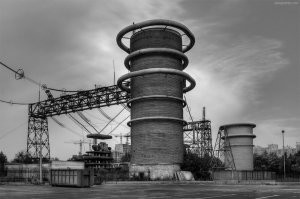 Вот такие штуки имел в виду, больше всего напоминают катушку Теслы. Все детство провел на Академической у лаборатории сверхвысоких напряжений, постоянный низкочастотный гул до сих пор помню.