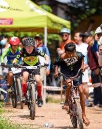 А это явный фотошоп, к почему-то там призывающиц