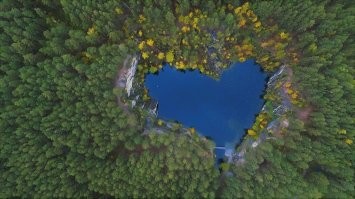 там одна фотка похожа на Тальков камень что в области Свердловской))))