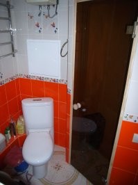 Пфф, вот вам сауна на 8-м этаже стандартной панелки. Всё узаконенно. 
Ещё у нашей конторы был заказ от одного пенсионера. У него хрущёвка на первом этаже. Зашотел вместо ванной бассейн. Сделали подпорки в подвале, сварили на месте ёмкость с глубиной метр, облицевали мозаикой, настенная система фильтрации и подогрева воды. Вуаля! 
Из практики ещё и не такие чудеса могу вспомнить )