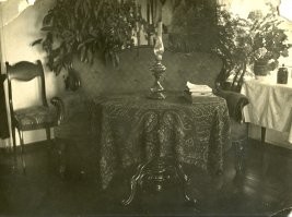 У нас , на уральских заводах, с демидовских времён было принято стены штукатурить глиняным раствором по дранке, затем белить известью. Благо она использовалась как раскислитель при плавке стали и была общедоступна на халяву. Полы красили масляной краской типа охра, аж с начала 19 века. Есс-но, дома строили сильно меньше поморских. Дорого и трудно отапливать. Вот типичный интерьер зажиточного горожанина, работавшего ИТРом на местном заводе. 1916 год.