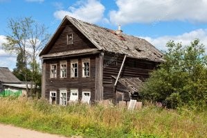 Новгородская губерния, 19 век. Большинство крестьянских домов двухэтажные. В маленьких одноэтажных домах у них батраки жили. Это было, как-бы служебное жилье для наемного работника.
В Вологодской губернии у крестьян были популярны вторые этажи и мансарды.
Ну и к отмене крепостного права, более 90% крепостных крестьян были "государственными" крепостными или в "залоге у государства", т.е. они просто платили арендную плату за землю и могли делать и строить все что хотят.