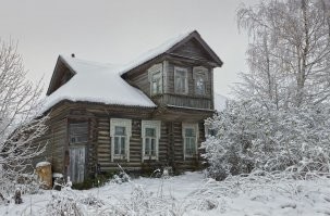 Новгородская губерния, 19 век. Большинство крестьянских домов двухэтажные. В маленьких одноэтажных домах у них батраки жили. Это было, как-бы служебное жилье для наемного работника.
В Вологодской губернии у крестьян были популярны вторые этажи и мансарды.
Ну и к отмене крепостного права, более 90% крепостных крестьян были "государственными" крепостными или в "залоге у государства", т.е. они просто платили арендную плату за землю и могли делать и строить все что хотят.