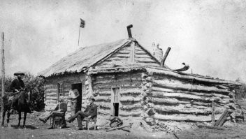 Никто в таких землянках постоянно не жил. Видно же, что мужики на работе. Это что-то типо бытовки или охотничьих заимок. А для поморов как раз характерно строить такие большие дома. Там народ изначально жил богаче и вольнее чем в остальной России.

Вот Вам быт Америки того времени