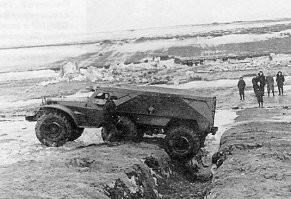 Бронетранспортёр, это не танк, ему переезжать через окопы не надо. А борьба с окопами это плод мысли советских военных. На БТР-152 с окопами попробовали бороться так.