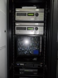 Сберовская стойка видео для банкоматов с охранкой. Вон сколько регов, ниже  - видео периматралка и внутренние камеры, блоки потоньше - накопитель - 4 шт по 3 терабайта в каждом. Таким было техзадание на 2012 г. Лично делал до последнего самореза.