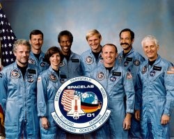 К "Миру"  и побольше летало.
Экипаж Шаттла STS-61A, 1985 год.