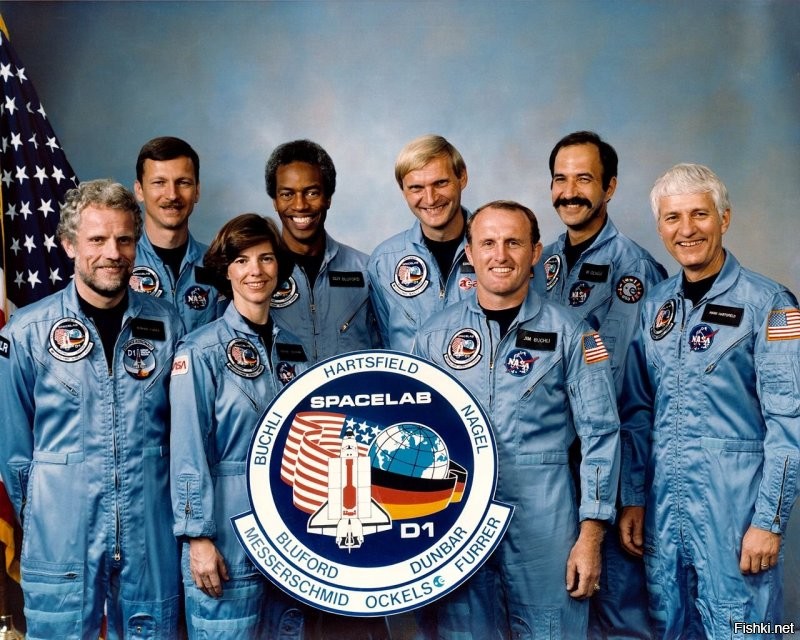 К "Миру"  и побольше летало.
Экипаж Шаттла STS-61A, 1985 год.