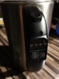 Из разряда не читал, но осуждаю, никогда не было, но не рекомендую.
У меня чайник с температурой, 7, блин, лет. Покупался, чтоб меньше возиться с детским питанием. 
Кроме того я сама никогда не пью кипяток, всегда на 70-80 градусов. 7 лет чайнику, 7.