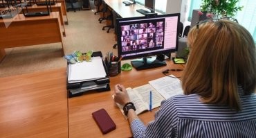 Вэбка одна на 10 кабинетов т.к. принесена кем то из дома, колонок нет ни у кого. Принтер заправляют за свой счёт и бумагу тоже сами покупают.  Зарплата по одной ставке 25 т.р. двойная нагрузка 35.