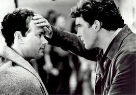 Меня?.
Меня никто не задерживал! 
Сегодня какой то парад двоечников..