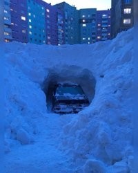 Дома стоят впритык друг к другу на сваях.   Сугробы примерно и такие бывают . Хорошее время было . Лучшие годы жизни -молодость там прошла