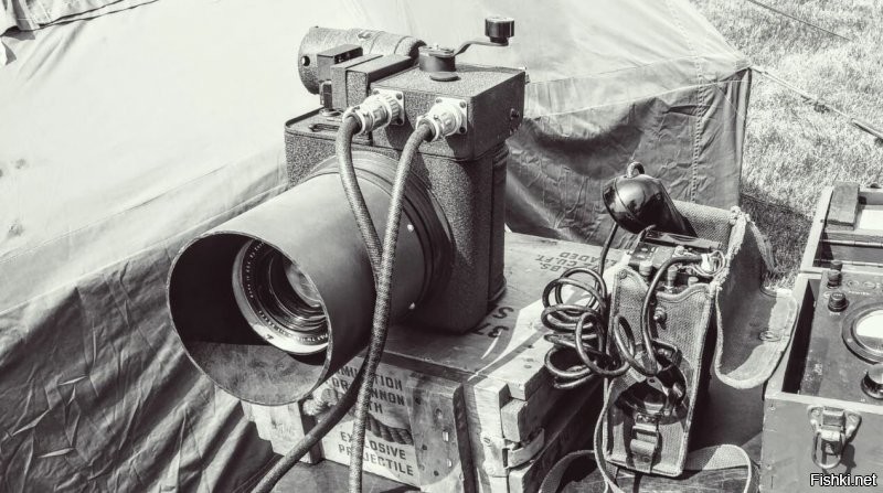 Огромная фотокамера на снимке в посте на самом деле британская "Камера F24", разработанная в 1920х годах обширно используемая британцами и союзниками в начале войны,  камера Kodak K-24 разработанная на базе F24 в 1942 году была намного компактнее, легче в два раза (10 кг F24 против 5 кг K-24 )
Настоящая Kodak K-24 на снимке ниже.