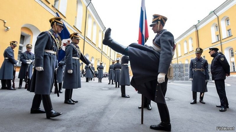 Вот россиянец-п@дераст из Россиянской армии, задирает ногу, чтобы показать окружающим: яйца у него есть. При виде таких воинов враг обсерается со смеху или бежит прочь от п@дерастов.