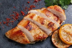Про жаренную пищу.... Почему кавказские старцы, у которых в рационе постоянно присутствует жаренное мясо(пока зубы позволяют) живут до глубокой старости? А вы в курсе, что когда кусок мяса попадает на раскаленную сковороду, верхний слой сразу запекается и препятствует вытеканию из него всего самого вкусного и полезного, делая его сочным. В отличие от варёного из которого вытекло всё при варке. Магазинные котлеты , сделанные из панировочных сухарей и отходов мясного производства, плавающие в растительном масле на сковороде и пропитанные им, вот чего надо избегать. А охлажденная куриная грудка, быстро обжаренная с двух сторон, по сочности и мягкости, может поспорить с некоторыми блюдами из свинины и говядины.