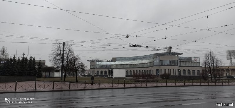 Тут еще фотки какие-то странные, в Питере чуть другие цвета на улице - эту я на хороший телефон и 64 Мегапикселя снимал.