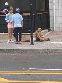 Негр втихаря фоткает.