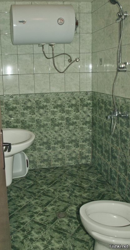 Явно специально душ повернули, потому что таких душевых, совмещённых с туалетом, без бортиков или других разделителей - очень много. В Болгарии  так вообще - в каждом втором отеле так устроено.