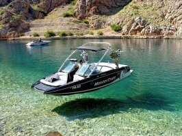 5.3 км/час
Подводный буксировщик Sea Doo Seascooter Explorer
Максимальная глубина 50 метров. Скорость 5.3 км/час. Время работы до двух часов.

пузырьки не причём...водичка больно чистая....
