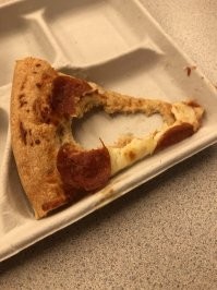 "Моя подруга ест пиццу вот так. Как она умудряется?"

Складывает кончик к дуге и откусывает сгиб. Потом разворачивает.