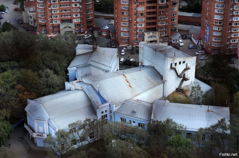 Вот еще один "Серп и молот" - Дворец культуры железнодорожников во Владивостоке