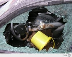 Сосед решил, что у него есть «личное» парковочное место и заблокировал чужой автомобиль