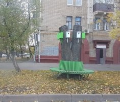 Птицы, думаю, будут гадит прямо из скворечников на скамейки. Хотя на таком открытом месте вообще туда какая птица рискнет селиться.