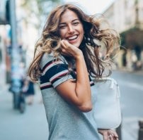 Homo sapiens femininus. Это существо природа наделила невероятной хитростью и коварностью. Есть у него у другие качества, но вот хитрость перевешивает все остальные. Хитроумными уловками оно наводит марафет, кажется намного красивее, чем есть на самом деле, и вуаля - заманивает мужчину в свои сети и окольцовывает его в ЗАГСе. И все, мужчина становится рабом, финансово и во всех остальных смыслах.