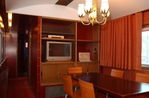 Вагон с "Императорским салоном" был когда-то в стандартном поезде Москва-Таллин.

"Поезд из Таллинна в Москву включает вагоны СВ (2-местные купе), купейные (4-местные купе) и сидячий. В одном из вагонов оборудован Императорский салон на 5-6 пассажиров, где имеется три купе, ресторан и душ. Пассажиров обслуживают два проводника. Питание предлагают по системе «все включено». Стоимость проезда на 6 человек составляет 2,500 евро."