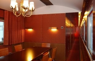 Вагон с "Императорским салоном" был когда-то в стандартном поезде Москва-Таллин.

"Поезд из Таллинна в Москву включает вагоны СВ (2-местные купе), купейные (4-местные купе) и сидячий. В одном из вагонов оборудован Императорский салон на 5-6 пассажиров, где имеется три купе, ресторан и душ. Пассажиров обслуживают два проводника. Питание предлагают по системе «все включено». Стоимость проезда на 6 человек составляет 2,500 евро."